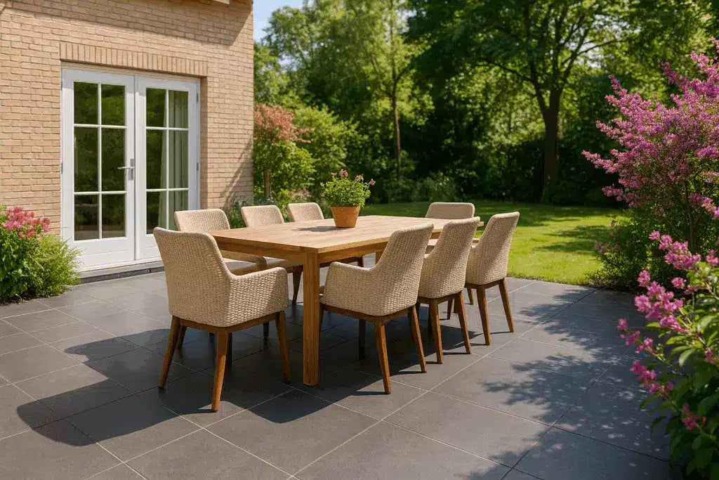 Stuhlgleiter für Außenstühle auf keramischen Terrassenfliesen